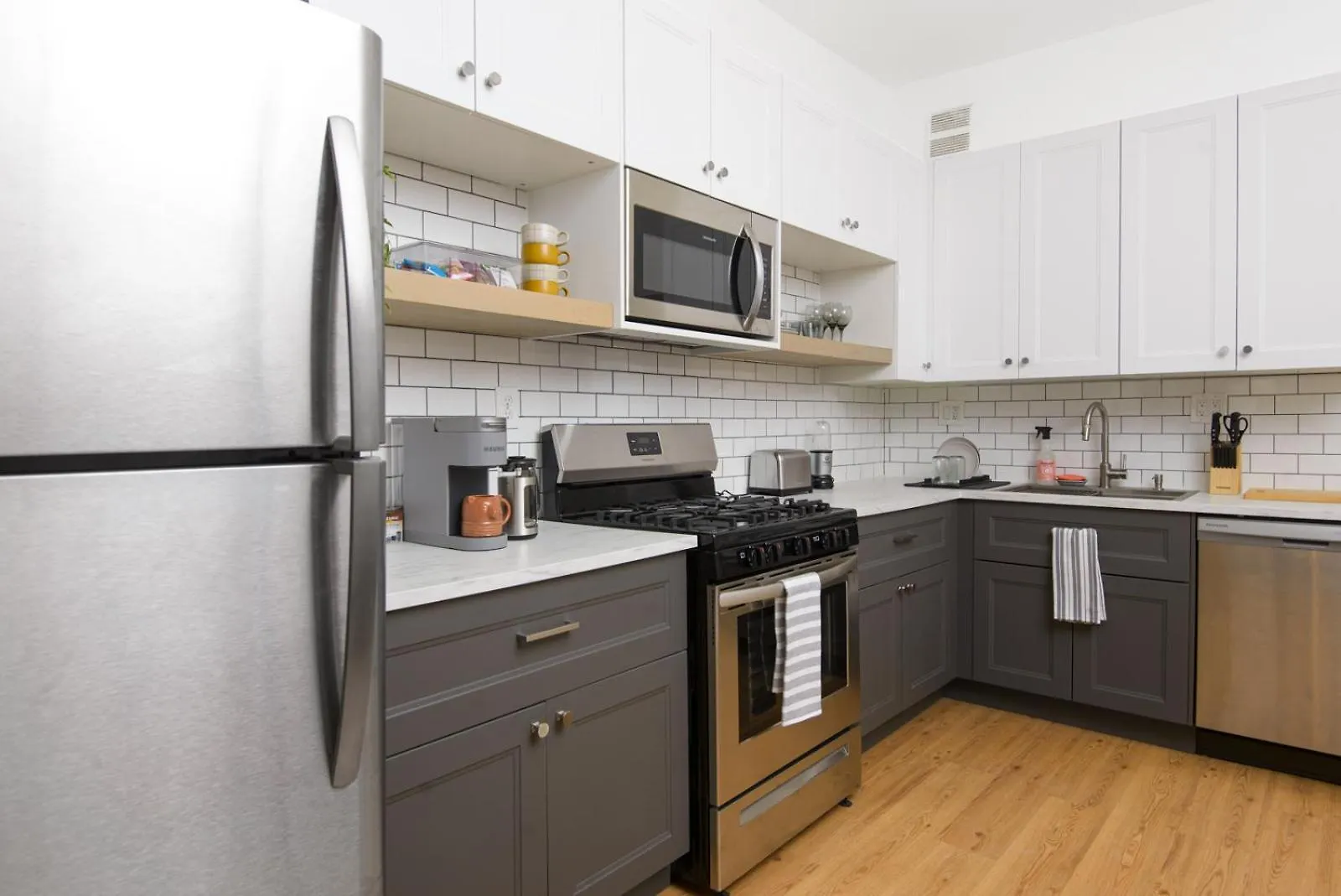 아파트 Bright & Spacious 3-Bedroom In Vibrant Bushwick! 뉴욕 미국